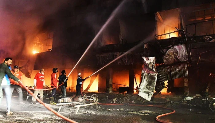 کراچی، عمارت میں آگ بھڑک اٹھی، 5 افراد بے ہوش