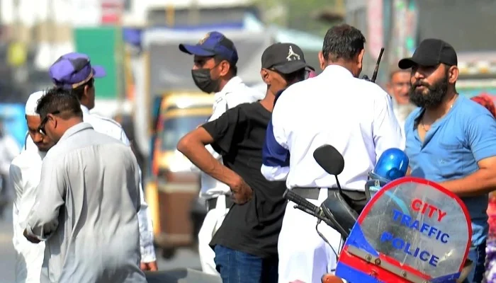 Senior Karachi Traffic Officer Fined Under New E-Challan System