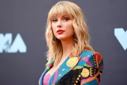Taylor Swift Becomes the World’s Richest Singer as Fortune Hits $2.1 Billion