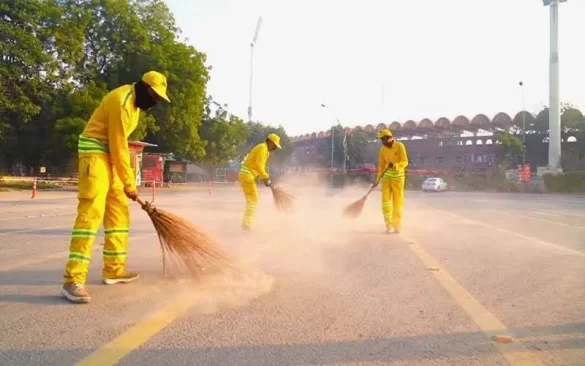 Punjab Bans Dry Sweeping on Streets to Curb Smog and Air Pollution