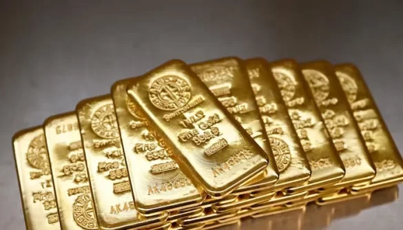 Gold Hits Three-Week High Amid US Tariff Uncertainty