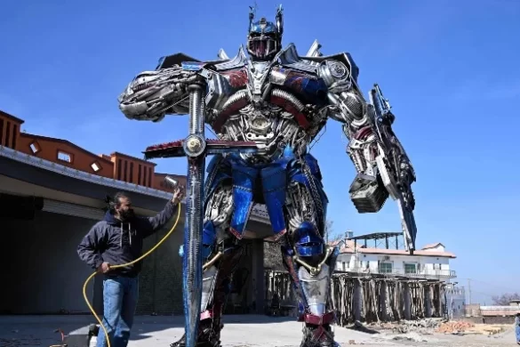 Pakistani Sculptor Transforms Scrap Metal into Colossal Artworks