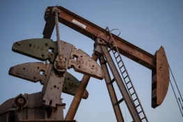 Oil Prices Rise as Iran Denies US Talks Amid Gulf Supply Concerns