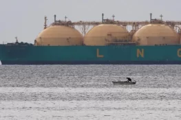 Pakistan Seeks LNG Cargoes as Energy Demand Rises Amid Supply Pressures