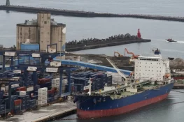 Oil Climbs, Stocks Waver as US-Iran Peace Talks Stall