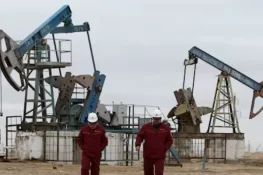 Oil Prices Edge Lower as Markets Monitor Hormuz Shipping After US-Iran Peace Talks
