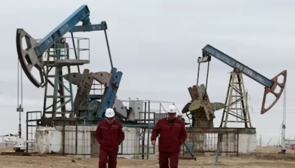 Oil Prices Edge Lower as Markets Monitor Hormuz Shipping After US-Iran Peace Talks