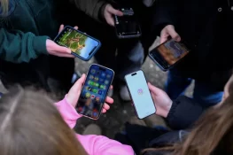 EU Plans Gradual Restrictions on Children’s Access to Social Media
