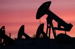Oil Prices Climb to One-Month High as US-Iran Conflict Raises Supply Concerns
