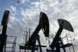 Oil Prices Edge Lower as Iran-Oman Talks Raise Hopes for US-Iran Peace Agreement
