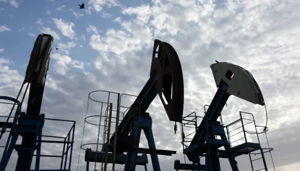 Oil Prices Edge Lower as Iran-Oman Talks Raise Hopes for US-Iran Peace Agreement