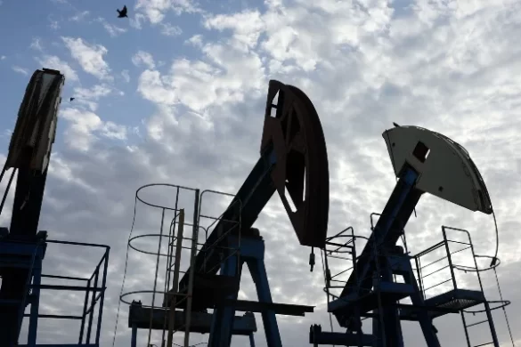 Oil Prices Edge Lower as Iran-Oman Talks Raise Hopes for US-Iran Peace Agreement
