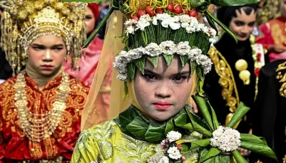 Indonesia’s Top Islamic Council Warns Men Against Wearing Dresses at Independence Events
