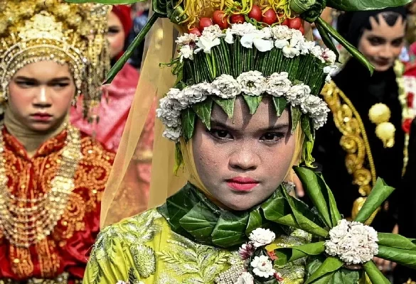 Indonesia’s Top Islamic Council Warns Men Against Wearing Dresses at Independence Events