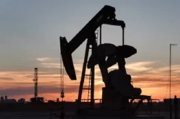 Crude Oil Holds Above $87 as US-Iran Deal Hopes Fade, Hormuz Reopening Remains Uncertain
