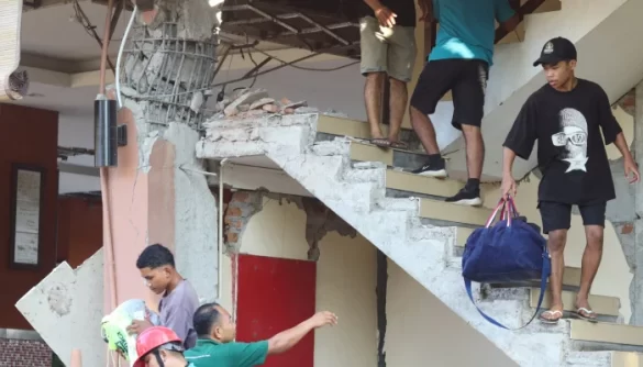 Indonesia earthquake: 7.7-magnitude quake kills five, tsunami warning lifted