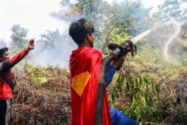 Indonesian Teen ‘Superman’ Joins Wildfire Fight