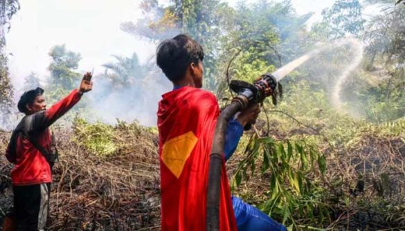 Indonesian Teen ‘Superman’ Joins Wildfire Fight