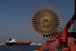 Oil Prices Tumble as Hormuz Reopening Hopes Grow