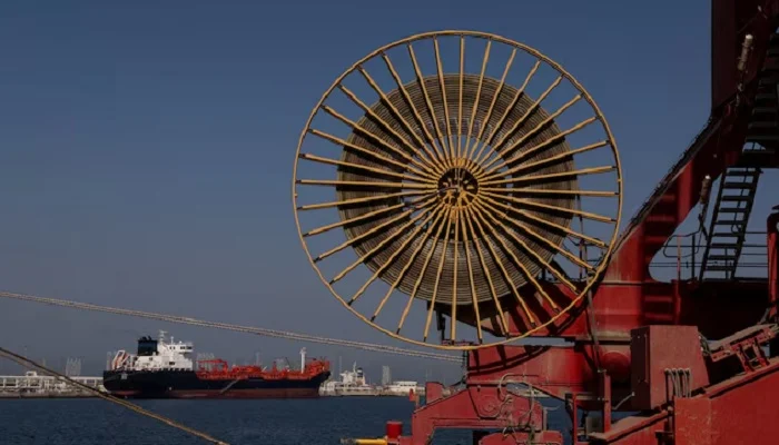 Oil Prices Tumble as Hormuz Reopening Hopes Grow