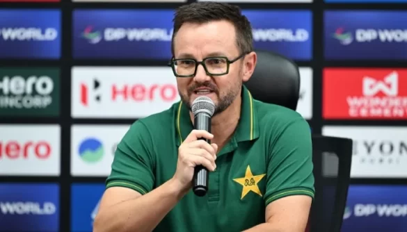Hesson Clarifies No Role in Selecting Pakistan’s Test Squad