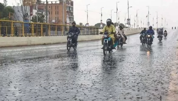 Karachi likely to receive light rain amid hot, humid weather