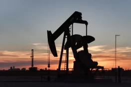 Oil Prices Fall as Investors Weigh Hormuz Risks and Global Supply Outlook